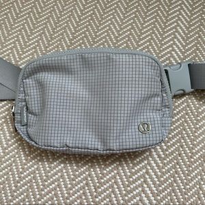 Everywhere Belt Bag lululemon seal grey/graphite grey